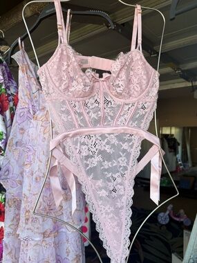 Lace Teddy just as it looks with bows on each side bottomless. NWT size Medium